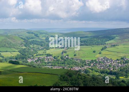 Le village de Hayfield entouré de collines dans le parc national Peak District, Derbyshire, Angleterre Banque D'Images