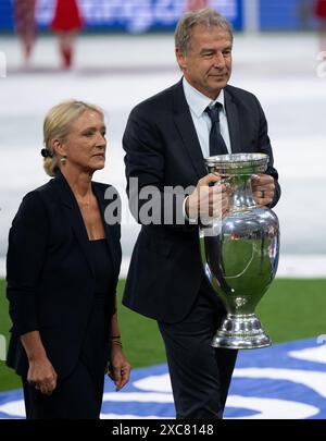 Munich, Allemagne. 14 juin 2024. Football : UEFA Euro 2024, Championnat d'Europe, Allemagne - Écosse, tour préliminaire, Groupe A, jour 1, Munich Football Arena, Heidi Beckenbauer, veuve de l'ancien joueur national et entraîneur Franz Beckenbauer, apporte le trophée dans l'arène avec Jürgen Klinsmann, capitaine de l'Allemagne au Championnat d'Europe 1990. Crédit : Sven Hoppe/dpa/Alamy Live News Banque D'Images