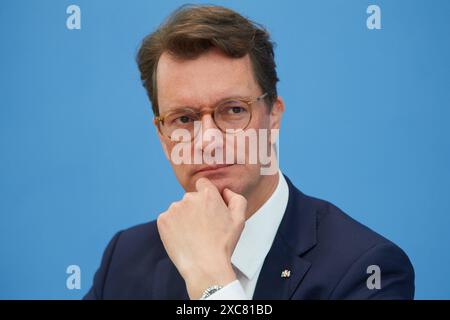 Ministerpraesident des Landes NRW Hendrik Wuest Wüst, CDU stellt am 14.06.2024 den Kinderreport 2024 Demokratiebildung in Deutschland in Berlin vor. DAS Vertrauen in den dauerhaften Erhalt der Demokratie in Deutschland ist laut einer Studie in der Jungen Generation Gering. Nur die Haelfte 54 Prozent der Kinder und Jugendlichen traue ihrer Generation zu, sich als Erwachsene fuer die Demokratie in Deutschland einzusetzen, heisst es in dem Kinderreport 2024 des Deutschen Kinderhilfswerkes. Die Hauptverantwortung BEI der Vermittlung demokratischer Ueberzeugungen und Faehigkeiten sehen sie nicht be Banque D'Images