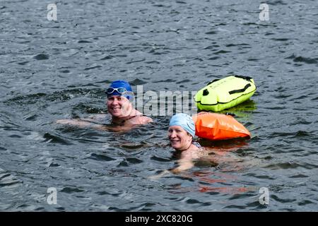 Bristol, Royaume-Uni. 15 juin 2023. Les gens profitent d'une baignade dans le port de Bristol, les séances de natation ont repris pour l'été. Pour un petit supplément qui couvre le coût d'un sauveteur, les nageurs sauvages peuvent prendre les eaux dans le port historique de Bristol. Crédit : JMF News/Alamy Live News Banque D'Images