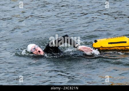 Bristol, Royaume-Uni. 15 juin 2023. Les gens profitent d'une baignade dans le port de Bristol, les séances de natation ont repris pour l'été. Pour un petit supplément qui couvre le coût d'un sauveteur, les nageurs sauvages peuvent prendre les eaux dans le port historique de Bristol. Crédit : JMF News/Alamy Live News Banque D'Images