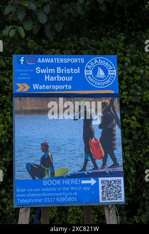 Bristol, Royaume-Uni. 15 juin 2023. Les gens profitent d'une baignade dans le port de Bristol, les séances de natation ont repris pour l'été. Pour un petit supplément qui couvre le coût d'un sauveteur, les nageurs sauvages peuvent prendre les eaux dans le port historique de Bristol. Crédit : JMF News/Alamy Live News Banque D'Images