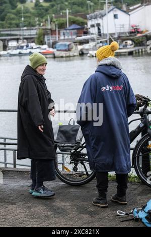 Bristol, Royaume-Uni. 15 juin 2023. Les Dryrobes sont justifiées aujourd'hui. Les gens profitent d'une baignade dans le port de Bristol, les séances de natation ont repris pour l'été. Pour un petit supplément qui couvre le coût d'un sauveteur, les nageurs sauvages peuvent prendre les eaux dans le port historique de Bristol. Crédit : JMF News/Alamy Live News Banque D'Images