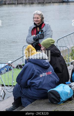 Bristol, Royaume-Uni. 15 juin 2023. Les Dryrobes sont justifiées aujourd'hui. Les gens profitent d'une baignade dans le port de Bristol, les séances de natation ont repris pour l'été. Pour un petit supplément qui couvre le coût d'un sauveteur, les nageurs sauvages peuvent prendre les eaux dans le port historique de Bristol. Crédit : JMF News/Alamy Live News Banque D'Images