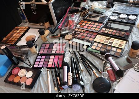 Vues générales du balisage prêt à être utilisé sur les modèles et les mariées à Londres, Royaume-Uni. Banque D'Images