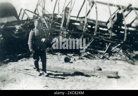 Événements, seconde Guerre mondiale / seconde Guerre mondiale, guerre aérienne, avions, soldat allemand presque écrasé / endommagé, épave d'un bombardier lourd abattu, France Banque D'Images