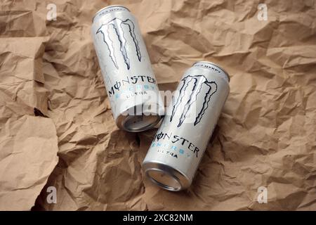 KIEV, UKRAINE - 20 AVRIL 2024 canette de Monster Energy Drink ultra sur fond papier. Introduit en 2002 Monster a maintenant plus de 30 boissons différentes avec une teneur élevée en caféine Banque D'Images