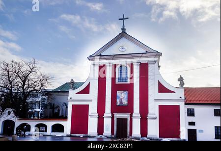 LUBLIN, POLOGNE - 25 décembre 2022 : ancienne église capucine des Saints Pierre et Paul du monastère capucin de Lublin Banque D'Images