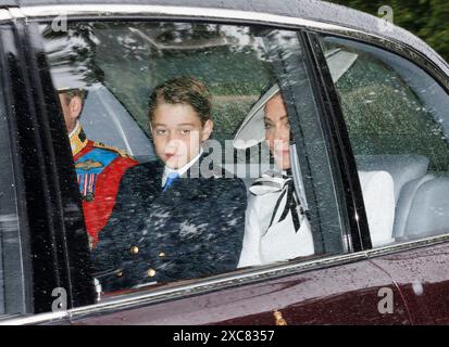 Londres, Royaume-Uni. 15 juin 2024. CATHERINE, PRINCESSE DE GALLES, est vue arriver au palais de Buckingham à Westminster, avant la cérémonie du Trooping the Colour. Il s'agit de la première apparition publique officielle de la duchesse après qu'il a été annoncé qu'elle était menacée pour un cancer. Crédit photo : Ben Cawthra/Sipa USA crédit : Sipa USA/Alamy Live News Banque D'Images