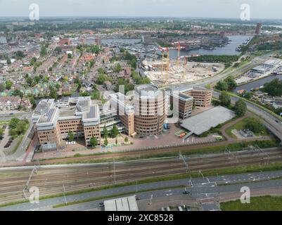 Zaandam, Hollande du Nord, pays-Bas, 2 juin 2024 : siège social d'Ahold Delhaize N.V., multinationale privée dans le commerce de détail. Vue aérienne. Banque D'Images