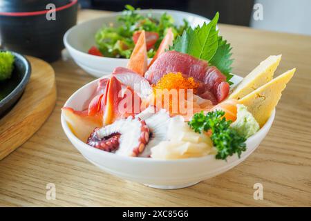 Sashimi Rice Bowl Chirashi Don cuisine japonaise sur une table en bois dans le restaurant Banque D'Images