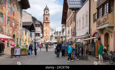 Die Marktgemeinde Mittenwald mit historischen Gebäuden Mittenwald liegt im Landkreis Garmisch-Partenkirchen, ist Deutschlands höchstgelegener Luftkurort und berühmt wegen der traditionellen Kunst des Geigenbaus. In der historischen Altstadt sind viele Häuser auf der Fassade mit kunstvoller Lüftlmalerei geschmückt. Blick in die Fußgängerzone mit den historischen Gebäuden der Altstadt. Mittenwald Bayern Deutschland *** la ville marchande de Mittenwald avec des bâtiments historiques Mittenwald est situé dans le quartier de Garmisch Partenkirchen, est la plus haute station thermale climatique d'Allemagne et est célèbre pour Banque D'Images