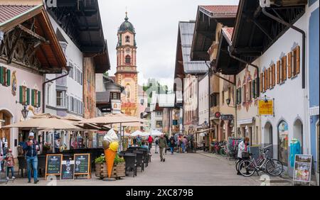 Die Marktgemeinde Mittenwald mit historischen Gebäuden Mittenwald liegt im Landkreis Garmisch-Partenkirchen, ist Deutschlands höchstgelegener Luftkurort und berühmt wegen der traditionellen Kunst des Geigenbaus. In der historischen Altstadt sind viele Häuser auf der Fassade mit kunstvoller Lüftlmalerei geschmückt. Blick in die Fußgängerzone mit den historischen Gebäuden der Altstadt. Mittenwald Bayern Deutschland *** la ville marchande de Mittenwald avec des bâtiments historiques Mittenwald est situé dans le quartier de Garmisch Partenkirchen, est la plus haute station thermale climatique d'Allemagne et est célèbre pour Banque D'Images