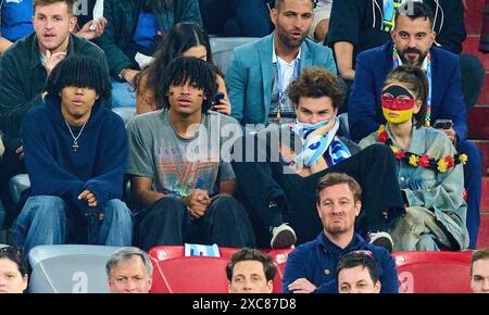 Heidi Klum (GNTM) avec son mari Tom Kaulitz et quatre enfants Lou (à côté d'elle), Johan, Henry et Leni avec son petit ami Aris Rachevsky dans le match de la phase de groupes ALLEMAGNE - ÉCOSSE 5-1 des Championnats d'Europe de l'UEFA 2024 le 14 juin 2024 à Munich, Allemagne. Photographe : ddp images/STAR-images crédit : ddp Media GmbH/Alamy Live News Banque D'Images