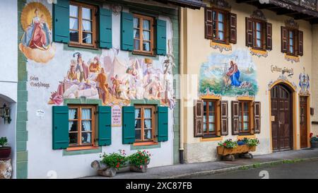 Die Marktgemeinde Mittenwald mit historischen Gebäuden Mittenwald liegt im Landkreis Garmisch-Partenkirchen, ist Deutschlands höchstgelegener Luftkurort und berühmt wegen der traditionellen Kunst des Geigenbaus. In der historischen Altstadt sind viele Gebäude auf der Fassade mit kunstvoller Lüftlmalerei geschmückt. Blick in die Ballenhausgasse, in der auch das Geigenbaumuseum zu finden ist. Mittenwald Bayern Deutschland *** la ville marchande de Mittenwald avec des bâtiments historiques Mittenwald est situé dans le quartier de Garmisch Partenkirchen, est la station thermale climatique la plus élevée d'Allemagne et est fam Banque D'Images