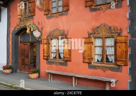 Die Marktgemeinde Mittenwald mit historischen Gebäuden Mittenwald liegt im Landkreis Garmisch-Partenkirchen, ist Deutschlands höchstgelegener Luftkurort und berühmt wegen der traditionellen Kunst des Geigenbaus. In der historischen Altstadt sind viele Häuser auf der Fassade mit kunstvoller Lüftlmalerei geschmückt. Blick auf die Fassade des Geigenbaumuseum in der Ballenhausgasse. Mittenwald Bayern Deutschland *** la ville de marché de Mittenwald avec des bâtiments historiques Mittenwald est situé dans le quartier de Garmisch Partenkirchen, est la plus haute station thermale climatique d'Allemagne et est célèbre pour le Banque D'Images