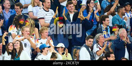 Heidi Klum (GNTM) avec son mari Tom Kaulitz et quatre enfants Lou (à côté d'elle), Johan, Henry et Leni avec son petit ami Aris Rachevsky dans le match de la phase de groupes ALLEMAGNE - ÉCOSSE 5-1 des Championnats d'Europe de l'UEFA 2024 le 14 juin 2024 à Munich, Allemagne. Photographe : ddp images/STAR-images crédit : ddp Media GmbH/Alamy Live News Banque D'Images