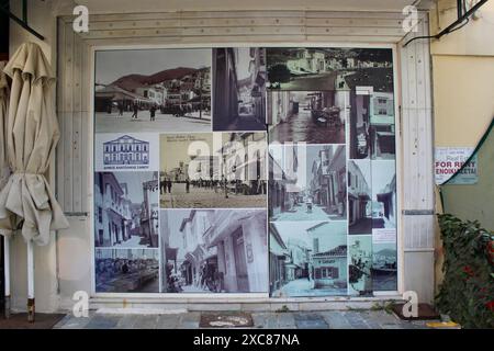 Tableau d'affichage avec de vieilles photographies de Samos dans la ville de Samos Banque D'Images