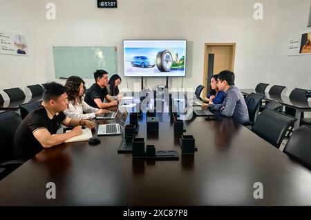 Hefei, province chinoise d'Anhui. 15 mai 2024. Le personnel du fabricant de pneus allemand Continental AG et du constructeur automobile chinois Chery discutent de la coopération des pneus de véhicules à énergie nouvelle (NEV) à Wuhu, dans la province d'Anhui, dans l'est de la Chine, le 15 mai 2024. Crédit : Wang Haiyue/Xinhua/Alamy Live News Banque D'Images