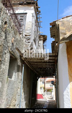 Le village de Mitilinii est situé au centre de l'île de Samos sur les contreforts orientaux de la montagne d'Ambelos - bâtiment délabré Banque D'Images