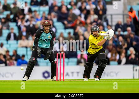 LONDRES, ROYAUME-UNI. 14 juin, 24. Jamie Smith du Surrey Cricket Club (WK) (à gauche) et Graeme van Buuren du Gloucester Cricket Club en action lors de Surrey vs Gloucestershire - Vitality Blast au Kia Oval le vendredi 14 juin 2024 à LONDRES EN ANGLETERRE. Crédit : Taka Wu/Alamy Live News Banque D'Images