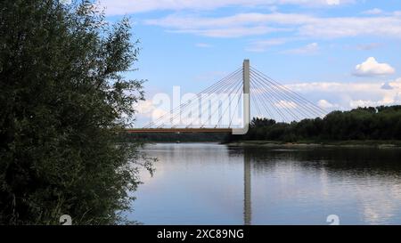 Le pont Świętokrzyski à Varsovie est le premier pont à haubans de Varsovie sur la Vistule. Banque D'Images