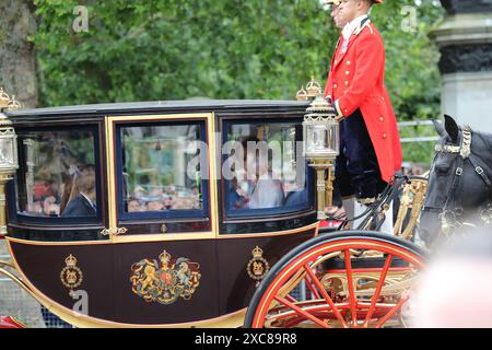 Londres, Royaume-Uni. 15 juin 2024. Trooping de la couleur. En juin de chaque année, Trooping the Colour, également connu sous le nom de « The King's Birthday Parade », a lieu sur Horse Guards Parade à Londres. Avec sa Majesté le Roi prenant le salut Trooping la couleur est le point culminant du calendrier cérémonial avec plus de 1400 officiers et hommes, deux cents chevaux et les fanfares de marche de la Division de la maison sur le défilé. La princesse Catherine et ses enfants se rendent à la parade des gardes à cheval dans une calèche tirée par des chevaux. Crédit : Uwe Deffner/Alamy Live News Banque D'Images