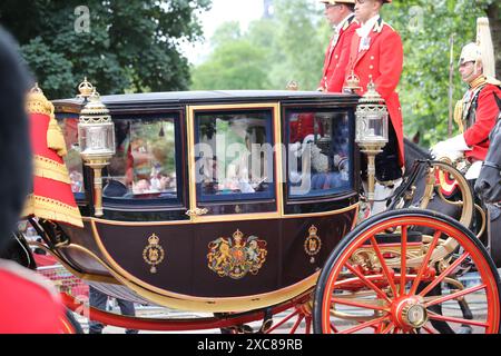 Londres, Royaume-Uni. 15 juin 2024. Trooping de la couleur. En juin de chaque année, Trooping the Colour, également connu sous le nom de « The King's Birthday Parade », a lieu sur Horse Guards Parade à Londres. Avec sa Majesté le Roi prenant le salut Trooping la couleur est le point culminant du calendrier cérémonial avec plus de 1400 officiers et hommes, deux cents chevaux et les fanfares de marche de la Division de la maison sur le défilé. La princesse Catherine et ses enfants se rendent à la parade des gardes à cheval dans une calèche tirée par des chevaux. Crédit : Uwe Deffner/Alamy Live News Banque D'Images