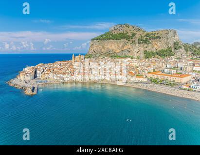 Vue aérienne mettant en valeur son architecture historique, sa côte magnifique et le charme méditerranéen de Cefalu, en Sicile. Banque D'Images