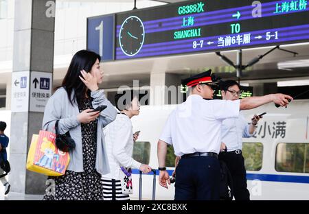 (240615) -- SHANGHAI, 15 juin 2024 (Xinhua) -- des passagers du train G8388 sont vus sur le quai de la gare de Shanghai, dans l'est de la Chine Shanghai, le 15 juin 2024. Le delta du fleuve Yangtsé, une région économiquement dynamique en Chine, a vu samedi l'exploitation de sa première ligne de boucle de chemin de fer, reliant la métropole de Shanghai avec les grandes villes du cluster régional. Codé G8388, le premier service de train sur le chemin de fer de boucle a été lancé à partir de la gare de Shanghai à 10h27 samedi. Pour une boucle complète, le train est prévu pour un trajet de huit heures et neuf minutes sur un t Banque D'Images