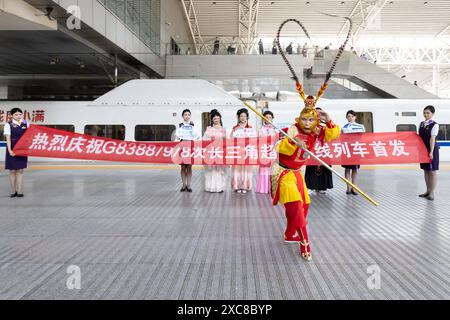 (240615) -- SHANGHAI, 15 juin 2024 (Xinhua) -- Un danseur en costume de Roi singe se produit pour les passagers du train G8388 à la gare de Shanghai dans l'est de la Chine Shanghai, le 15 juin 2024. Le delta du fleuve Yangtsé, une région économiquement dynamique en Chine, a vu samedi l'exploitation de sa première ligne de boucle de chemin de fer, reliant la métropole de Shanghai avec les grandes villes du cluster régional. Codé G8388, le premier service de train sur le chemin de fer de boucle a été lancé à partir de la gare de Shanghai à 10h27 samedi. Pour une boucle complète, le train est prévu pour voyager pendant huit ho Banque D'Images