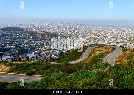 San Francisco, Californie, États-Unis d'Amérique - 13 juin 2024 : vue panoramique de San Francisco, États-Unis, vue panoramique de Twin Peaks vers le paysage urbain et la ligne d'horizon, y compris les rues sinueuses et les quartiers résidentiels au premier plan *** Panoramaaufnahme von San Francisco, États-Unis, mit Blick von den Twin Peaks auf die Stadtlandschaft und Skyline, einschließlich der kurvenreichen Straßen und Wohnviertel im Vordergrund Banque D'Images