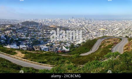 San Francisco, Californie, États-Unis d'Amérique - 13 juin 2024 : vue panoramique de San Francisco, États-Unis, vue panoramique de Twin Peaks vers le paysage urbain et la ligne d'horizon, y compris les rues sinueuses et les quartiers résidentiels au premier plan *** Panoramaaufnahme von San Francisco, États-Unis, mit Blick von den Twin Peaks auf die Stadtlandschaft und Skyline, einschließlich der kurvenreichen Straßen und Wohnviertel im Vordergrund Banque D'Images