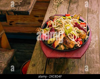 Nourriture bangladaise servie sur un plateau en bois sur une vieille table en bois Banque D'Images