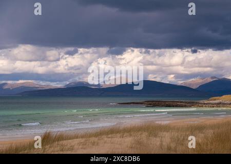 Dunes de sable, herbes et surf sur la plage de Scarista sur la côte ouest de l'île de Harris Banque D'Images