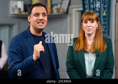 Broxburn, Écosse, Royaume-Uni. 15 juin 2024. Le leader travailliste écossais Anas Sarwar, accompagné de la chef adjointe du Parti travailliste Angela Rayner, lors d'une visite au Broxburn Family & Community Development Centre, où ils ont rencontré des résidents locaux et des militants du parti. Iain Masterton/Alamy Live News Banque D'Images