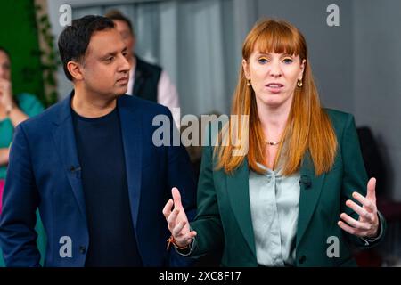 Broxburn, Écosse, Royaume-Uni. 15 juin 2024. Le leader travailliste écossais Anas Sarwar, accompagné de la chef adjointe du Parti travailliste Angela Rayner, lors d'une visite au Broxburn Family & Community Development Centre, où ils ont rencontré des résidents locaux et des militants du parti. Iain Masterton/Alamy Live News Banque D'Images