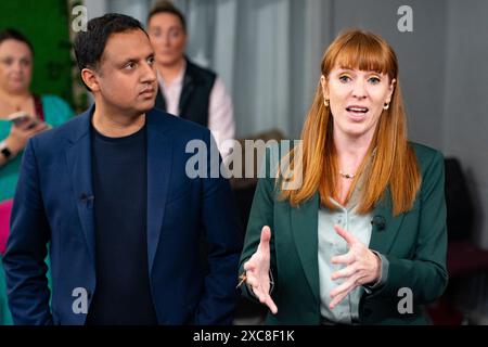 Broxburn, Écosse, Royaume-Uni. 15 juin 2024. Le leader travailliste écossais Anas Sarwar, accompagné de la chef adjointe du Parti travailliste Angela Rayner, lors d'une visite au Broxburn Family & Community Development Centre, où ils ont rencontré des résidents locaux et des militants du parti. Iain Masterton/Alamy Live News Banque D'Images