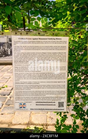 Description en anglais de la manifestation au mémorial controversé pour les victimes de l'occupation allemande, Budapest, Hongrie Banque D'Images