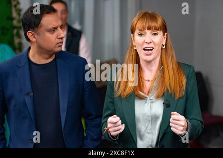 Broxburn, Écosse, Royaume-Uni. 15 juin 2024. Le leader travailliste écossais Anas Sarwar, accompagné de la chef adjointe du Parti travailliste Angela Rayner, lors d'une visite au Broxburn Family & Community Development Centre, où ils ont rencontré des résidents locaux et des militants du parti. Iain Masterton/Alamy Live News Banque D'Images