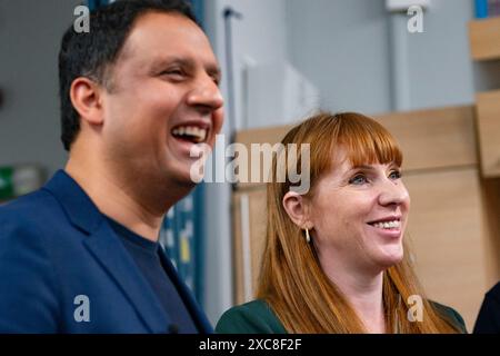 Broxburn, Écosse, Royaume-Uni. 15 juin 2024. Le leader travailliste écossais Anas Sarwar, accompagné de la chef adjointe du Parti travailliste Angela Rayner, lors d'une visite au Broxburn Family & Community Development Centre, où ils ont rencontré des résidents locaux et des militants du parti. Iain Masterton/Alamy Live News Banque D'Images