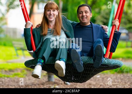 Broxburn, Écosse, Royaume-Uni. 15 juin 2024. Le leader travailliste écossais Anas Sarwar, accompagné de la chef adjointe du Parti travailliste Angela Rayner, lors d'une visite au Broxburn Family & Community Development Centre, où ils ont rencontré des résidents locaux et des militants du parti. Iain Masterton/Alamy Live News Banque D'Images