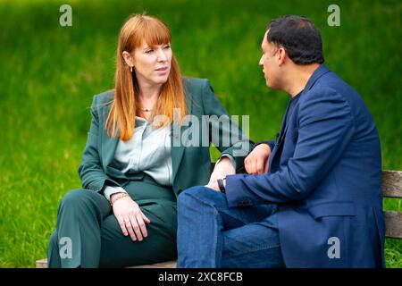 Broxburn, Écosse, Royaume-Uni. 15 juin 2024. Le leader travailliste écossais Anas Sarwar, accompagné de la chef adjointe du Parti travailliste Angela Rayner, lors d'une visite au Broxburn Family & Community Development Centre, où ils ont rencontré des résidents locaux et des militants du parti. Iain Masterton/Alamy Live News Banque D'Images