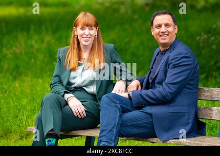 Broxburn, Écosse, Royaume-Uni. 15 juin 2024. Le leader travailliste écossais Anas Sarwar, accompagné de la chef adjointe du Parti travailliste Angela Rayner, lors d'une visite au Broxburn Family & Community Development Centre, où ils ont rencontré des résidents locaux et des militants du parti. Iain Masterton/Alamy Live News Banque D'Images