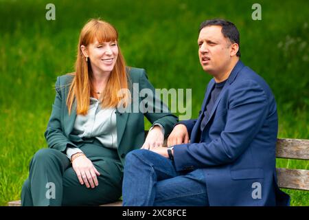 Broxburn, Écosse, Royaume-Uni. 15 juin 2024. Le leader travailliste écossais Anas Sarwar, accompagné de la chef adjointe du Parti travailliste Angela Rayner, lors d'une visite au Broxburn Family & Community Development Centre, où ils ont rencontré des résidents locaux et des militants du parti. Iain Masterton/Alamy Live News Banque D'Images