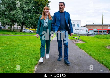 Broxburn, Écosse, Royaume-Uni. 15 juin 2024. Le leader travailliste écossais Anas Sarwar, accompagné de la chef adjointe du Parti travailliste Angela Rayner, lors d'une visite au Broxburn Family & Community Development Centre, où ils ont rencontré des résidents locaux et des militants du parti. Iain Masterton/Alamy Live News Banque D'Images