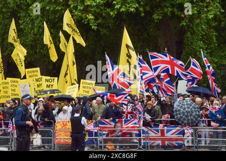 Londres, Angleterre, Royaume-Uni. 15 juin 2024. Des manifestants anti-monarchie se tiennent à côté de partisans royaux agitant des Union Jacks à Trooping the Colour sur le Mall près de Buckingham Palace. La cérémonie célèbre l'anniversaire du roi Charles III (crédit image : © Vuk Valcic/ZUMA Press Wire) USAGE ÉDITORIAL SEULEMENT! Non destiné à UN USAGE commercial ! Banque D'Images