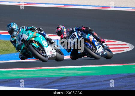 Misano Adriatico, Italie. 15 juin 2024. (95) Tarran Mackenzie du Royaume-Uni de Petronas MIE Racing Honda Racing Team, pilote la Honda CBR1000 RR et (28) Bradley Ray du Royaume-Uni de Yamaha Motoracing World SBK Team, pilote Yamaha YZF R1 en action lors du Championnat du monde FIM Motul Superbike - séance d'essais libres de l'Emilia Romagna Round sur le circuit mondial Marco Simoncelli à Misano Adriatico le 15 juin 2024 à Misano Adriatico, Rimini, Italie. Crédit : Agence photo indépendante/Alamy Live News Banque D'Images