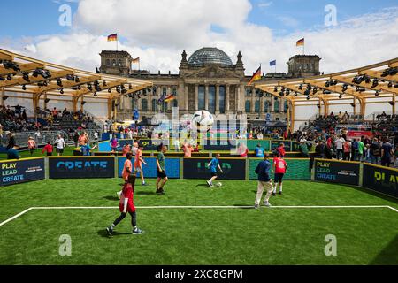 Berlin, Allemagne. 15 juin 2024. Vue de l'arène depuis le 'future Hub' devant le bâtiment du Reichstag. Le « future Hub » est le point de contact central pour les ateliers, les rondes de discussion et les activités pratiques liées au Championnat d'Europe de football. Crédit : Joerg Carstensen/dpa/Alamy Live News Banque D'Images