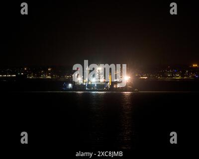 Sheerness, Kent, Royaume-Uni. 14 juin 2024. NeuConnect vise à créer la première liaison électrique directe entre l’Allemagne et la Grande-Bretagne. Plate-forme Abeko Server 2 photographiée la nuit au large de Sheerness entreprenant des travaux d'enquête sur les munitions non explosées (munitions non explosées) dans l'estuaire de la Tamise dans le cadre des travaux préparatoires pour le câble. Crédit : James Bell/Alamy Live News Banque D'Images